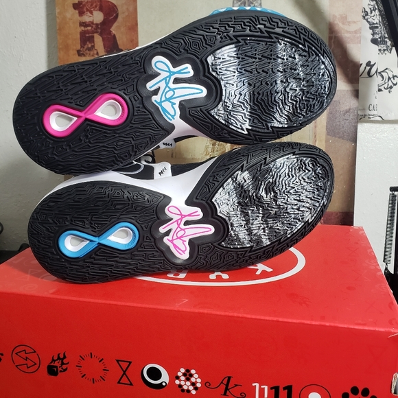 Nike Kyrie Infinity - Picture 2 of 11